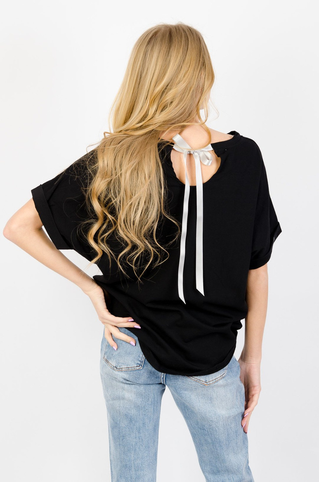 CZARNY T-SHIRT Z NAPISEM  Z WYCIĘCIEM NA PLECACH 