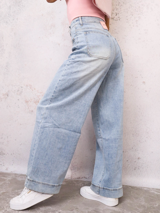 SPODNIE JEANSOWE Z OZDOBNYMI PRZESZYCIAMI I KIESZENIAMI Z PRZODU