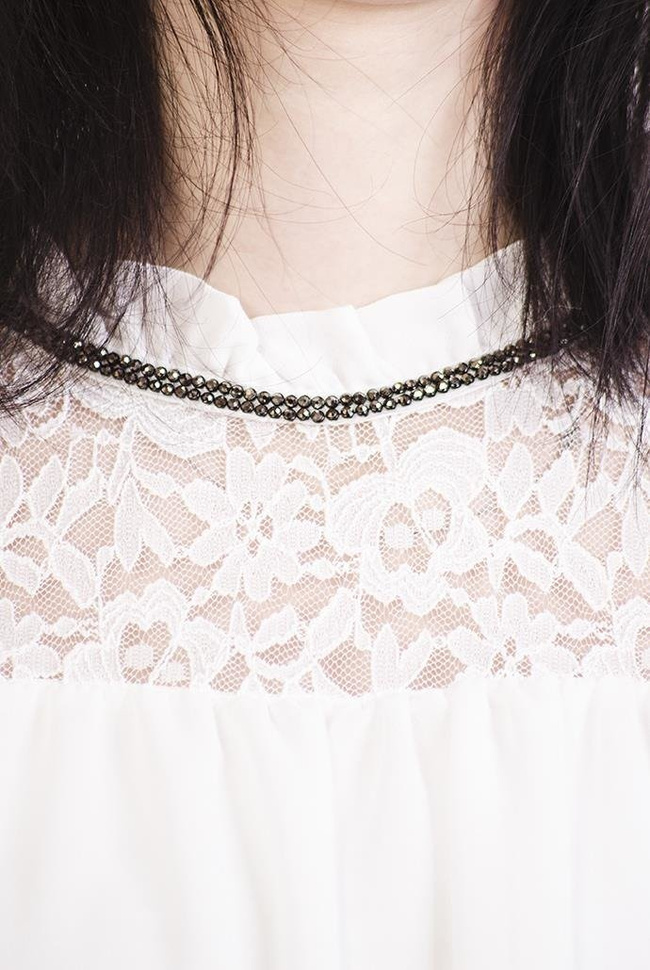 Biała bluzka koszulowa ze zdobionym dekoltem i wycięciami przy ramionach