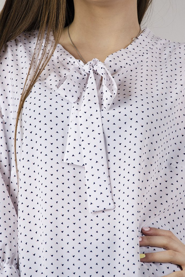 Biała bluzka w trójkąty z wiązaniem przy szyi