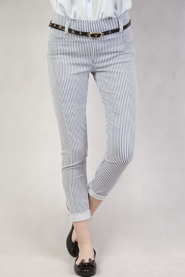 Spodnie w biało-granatowe pionowe paski + pasek