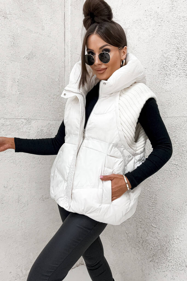 KAMIZELKA PIKOWANA Z KAPTUREM I SWETERKOWYMI WSTAWKAMI- BIAŁA