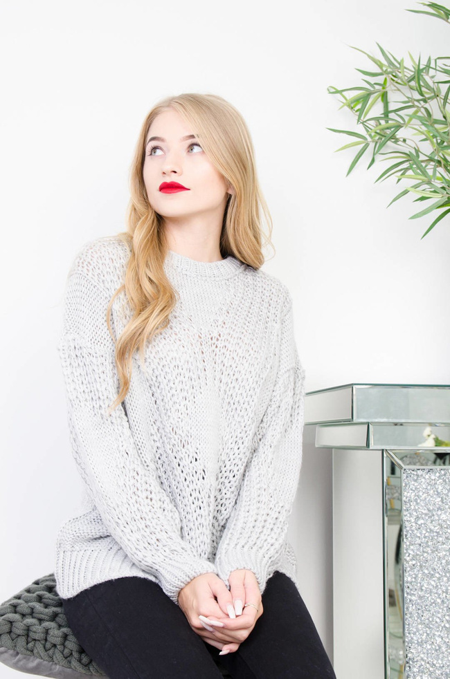 SZARY OVERSIZOWY SWETER Z AŻUROWYMI WSTAWKAMI