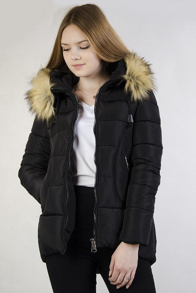 Czarna asymetryczna kurtka z pikowaniem oraz futerkiem przy kapturze