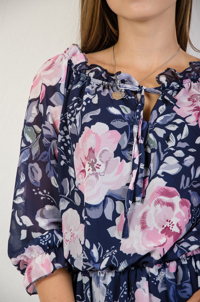 Granatowa sukienka w różowe kwiaty