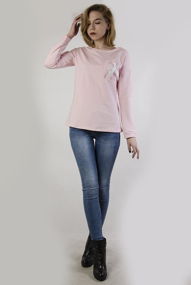 Jasnoróżowa bluzka z kokardką przy kieszonce