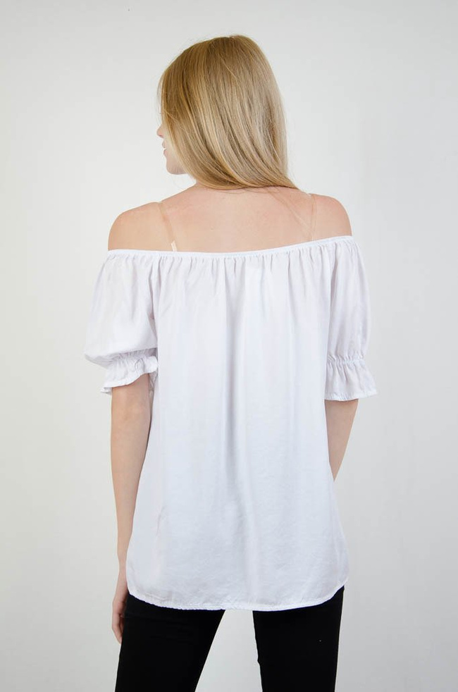 Biała bluzka z bufkami oraz ozdobnymi guzikami