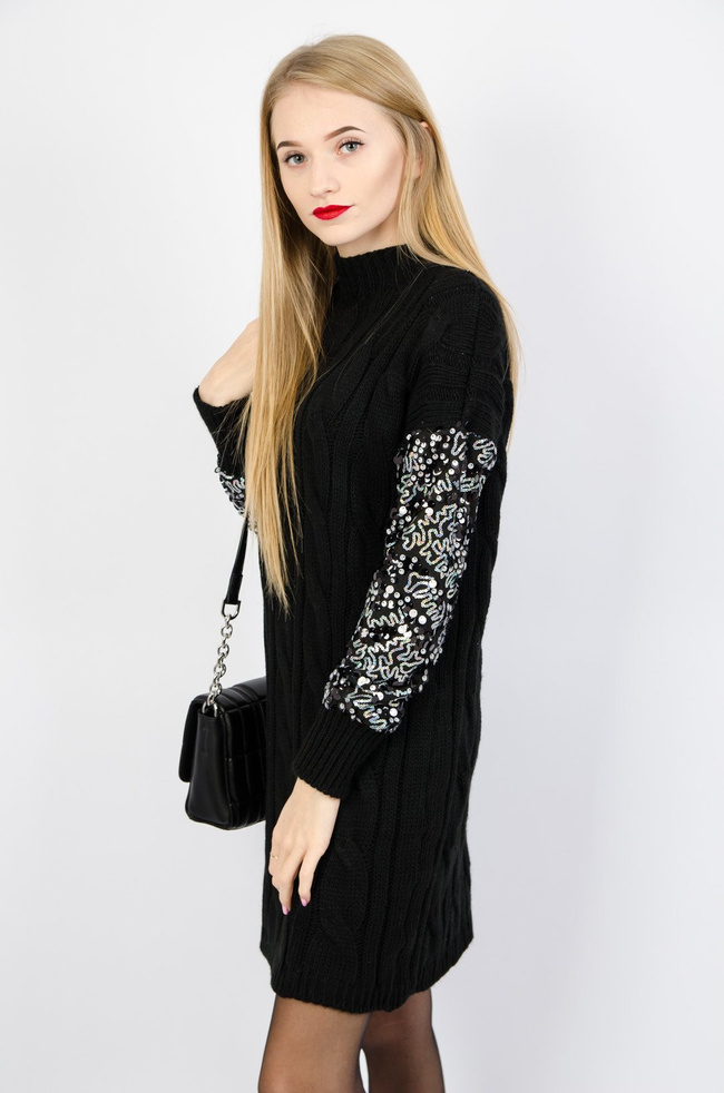 CZARNA SWETERKOWA SUKIENKA Z CEKINOWYMI RĘKAWAMI