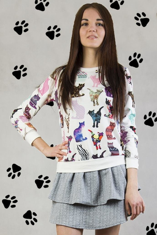 Biała bluza z kolorowymi kotkami