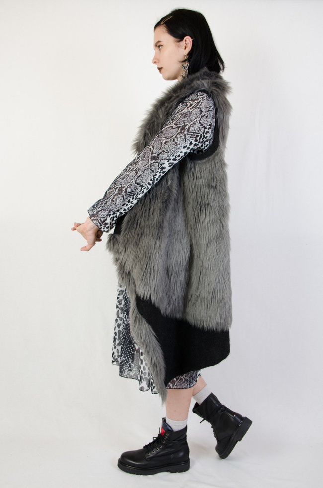  Futrzana ciemnoszara kamizelka o asymetrycznym kroju