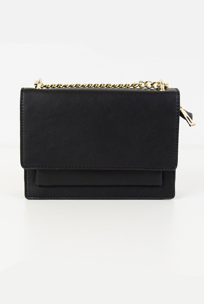 Czarna torebka na złotym łańcuszku