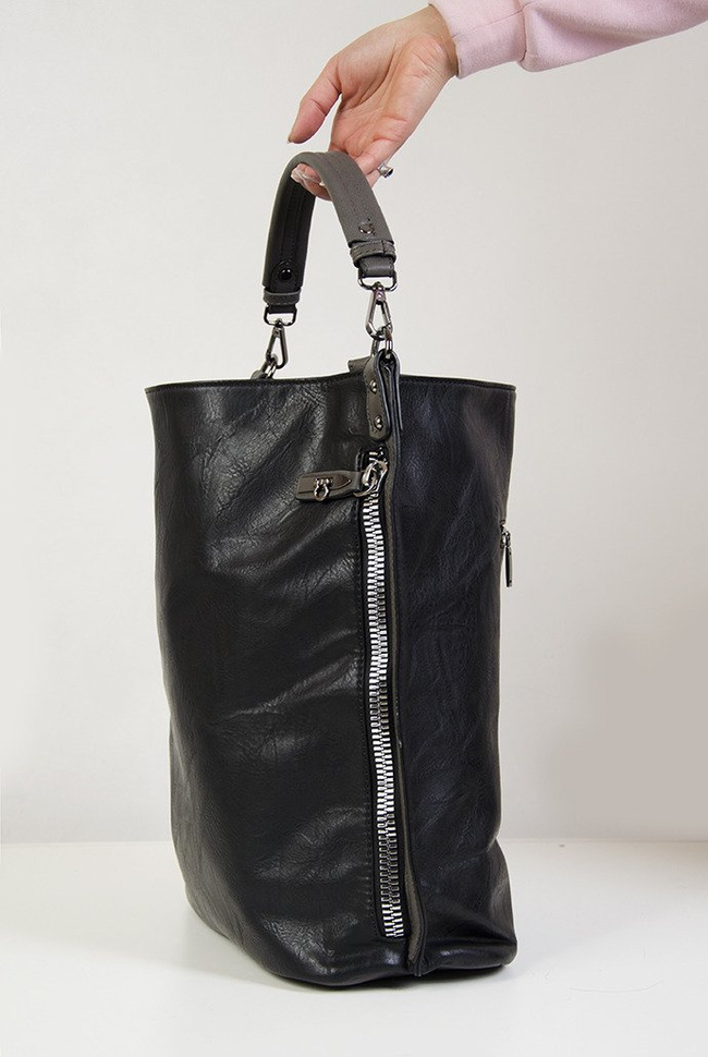 Duża czarna torebka z ozdobnym zamkiem z boku