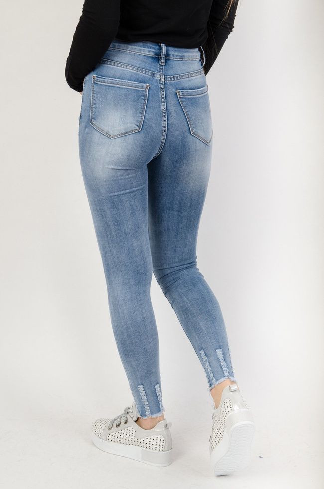 Jasne spodnie jeansowe z przetarciami