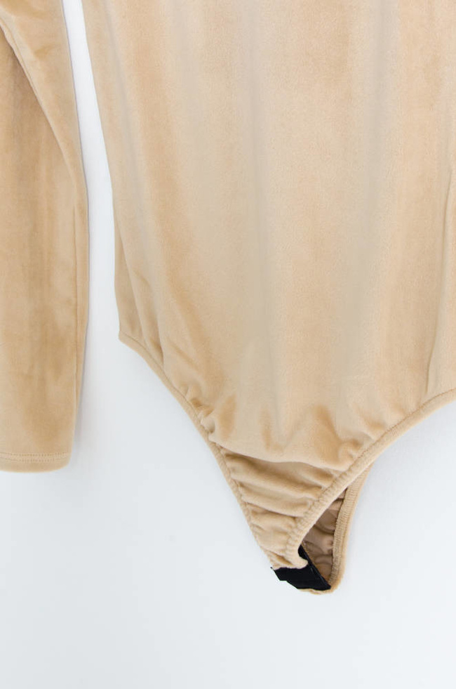 BEŻOWE WELUROWE BODY Z ŁAŃCUSZKIEM 