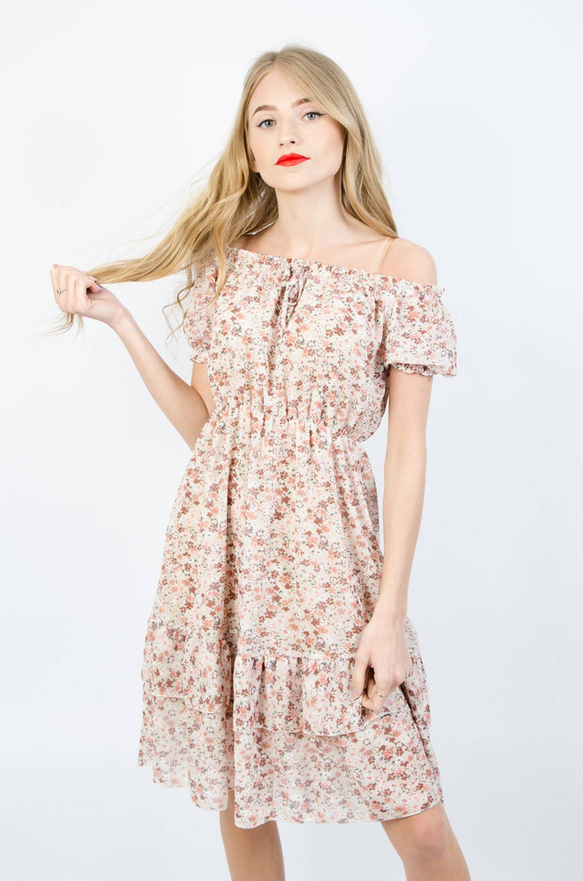 BEŻOWA SUKIENKA HISZPANKA Z KWIATOWYM WZOREM