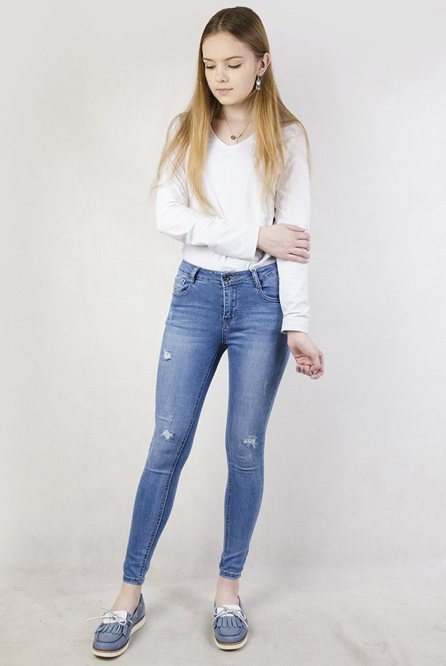 Jasne spodnie jeansowe przylegające