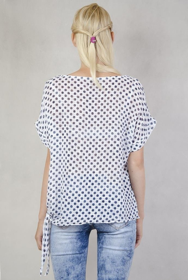 Biała bluzka w groszki wiązana z boku