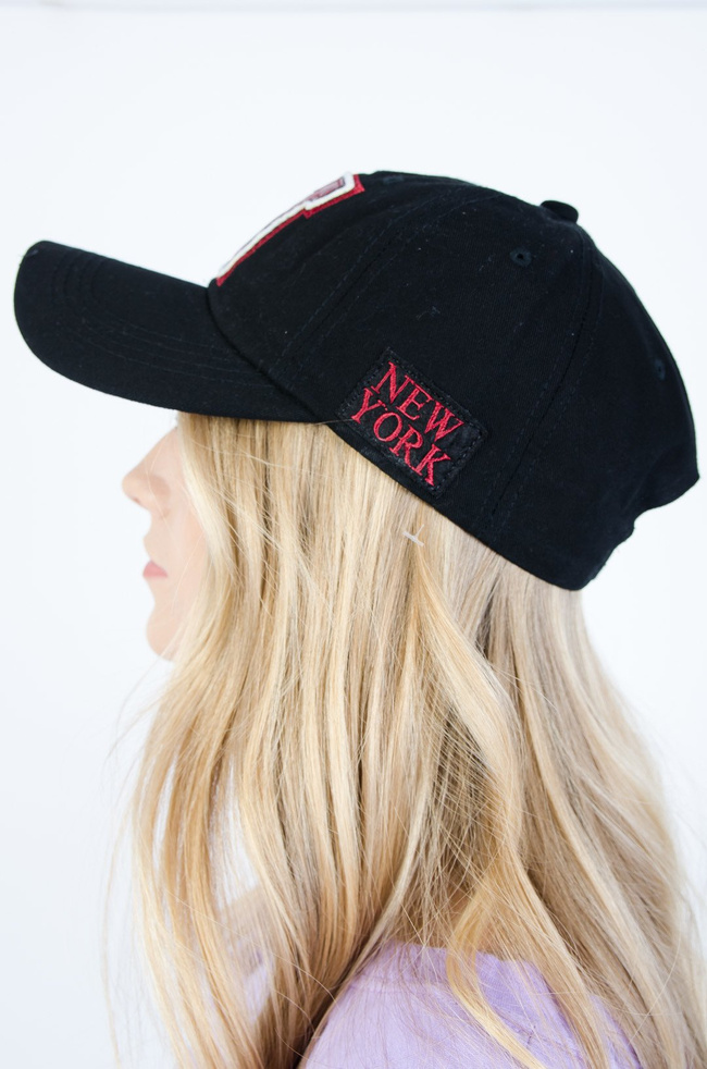CZARNA CZAPKA Z DASZKIEM ''NEW YORK''