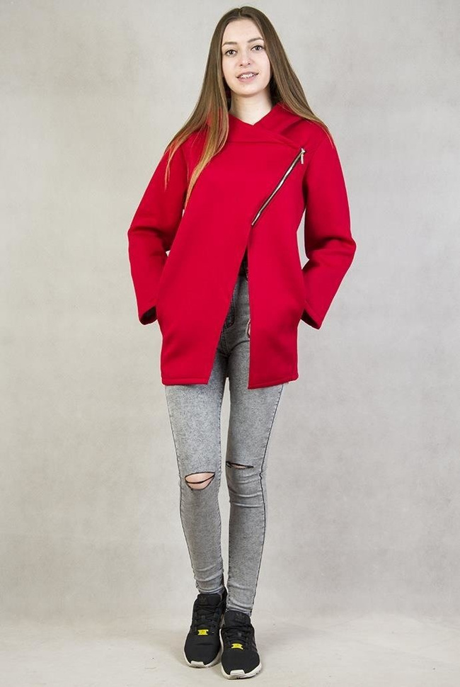 Czerwona narzutka zapinana na zamek, z dwoma kieszeniami