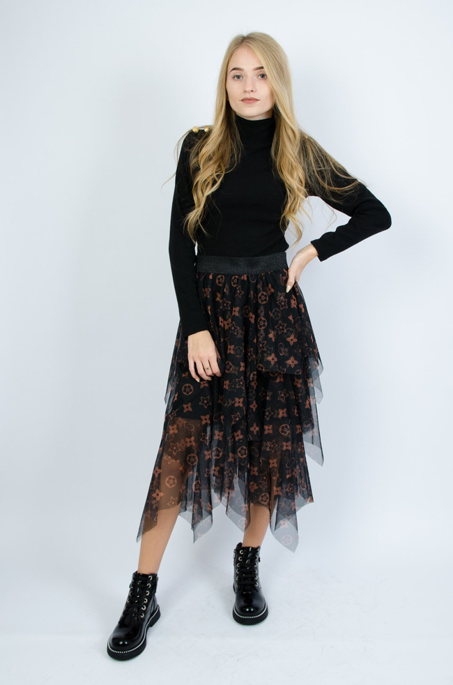 Czarny golf ze złotymi guzikami 