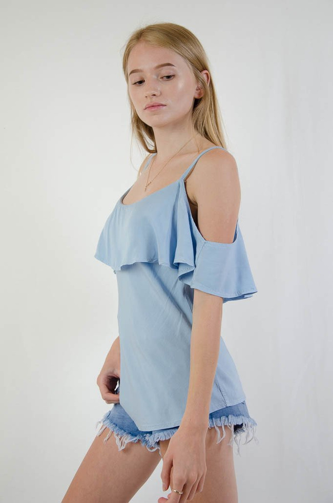 Niebieska bluzka hiszpanka na cienkich ramiączkach