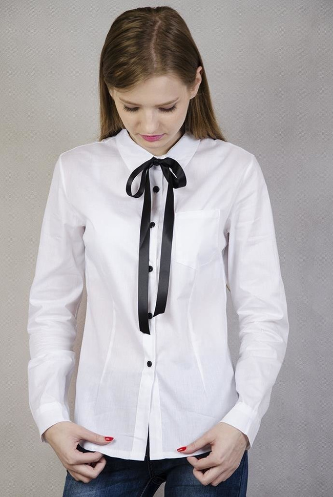 Biała koszula ze wstążką