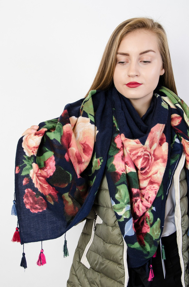 Granatowa chusta w kwiaty