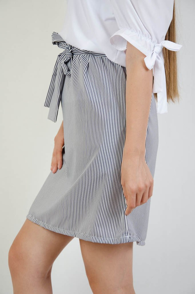 BIAŁO GRANATOWA SPÓDNICA W PASKI Z WIĄZANIEM W PASIE