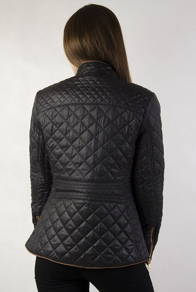 Czarna pikowana kurtka z brązowymi wykończeniami