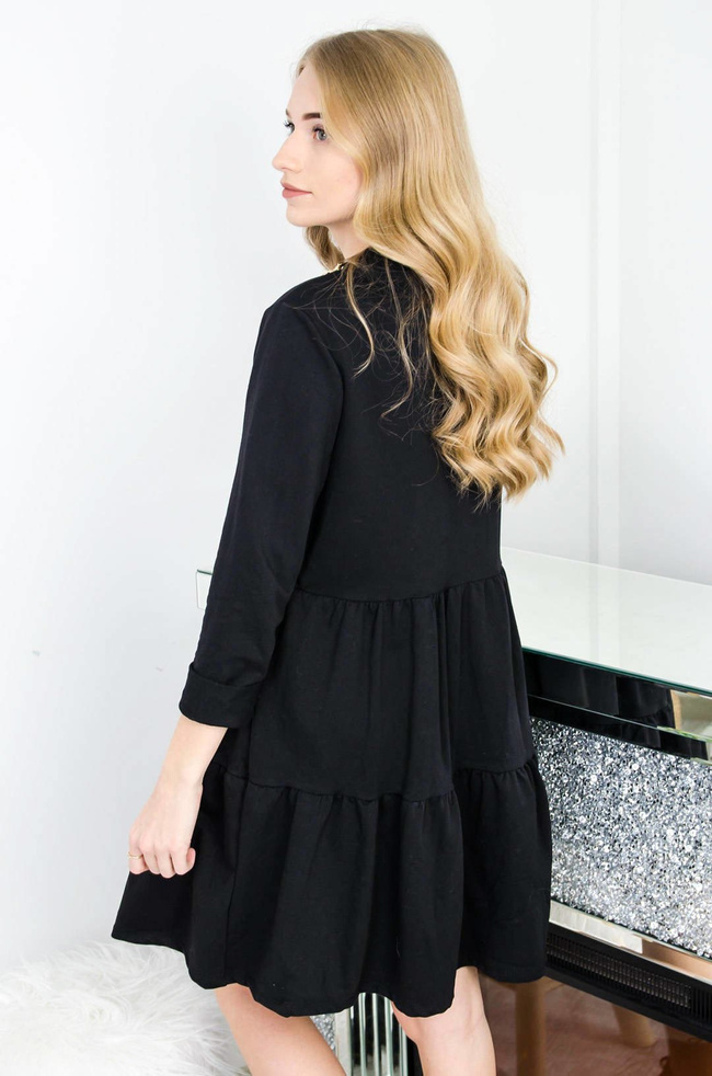 CZARNA ROZKLOSZOWANA SUKIENKA ZE ZŁOTYM ŁAŃCUSZKIEM 