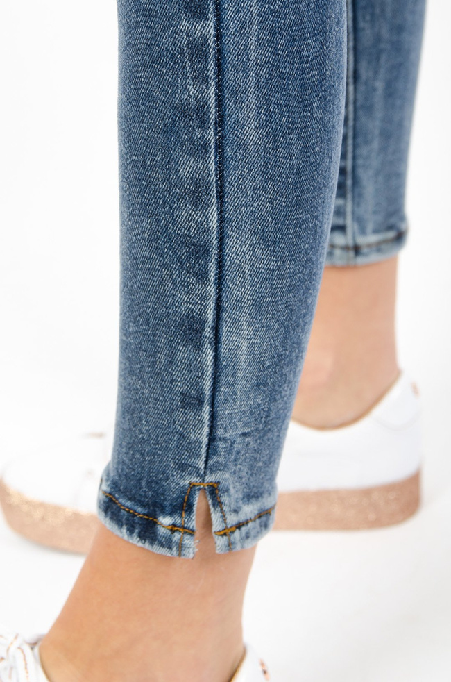 CIEMNE SPODNIE JEANSOWE Z ROZCIĘCIEM NA DOLE NOGAWKI