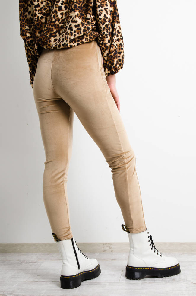 BEŻOWE WELUROWE SPODNIE Z PRZESZYCIEM WZDŁUŻ NOGAWKI