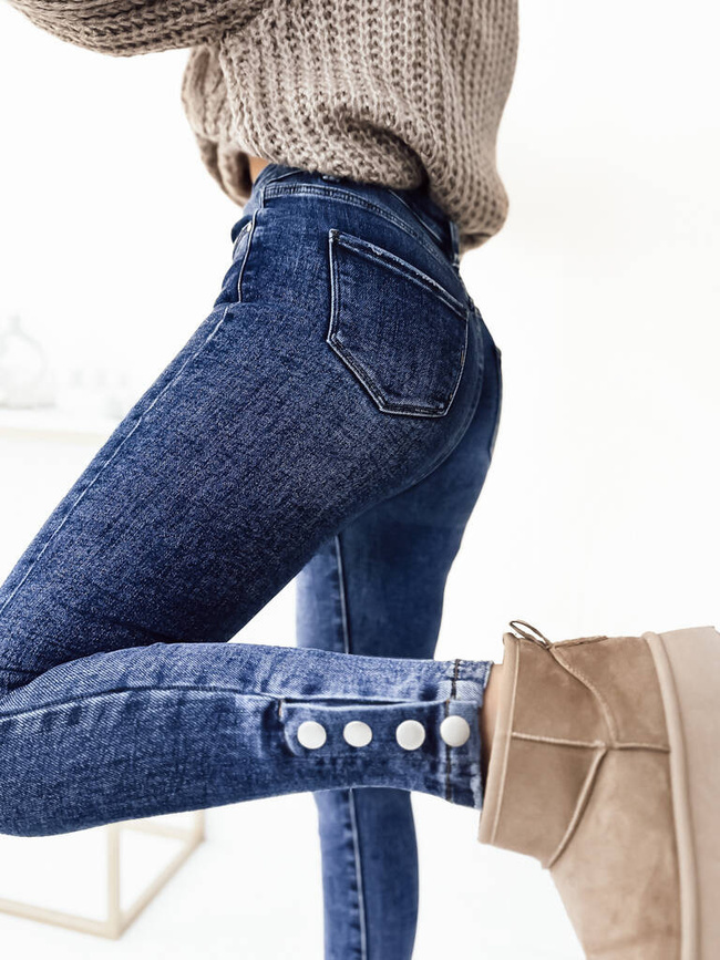 CIEMNE JEANSY Z GUZIKAMI PRZY NOGAWCE- WYSOKI STAN