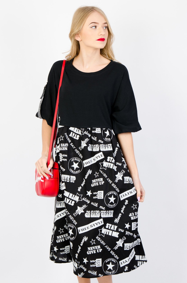 CZARNA ROZKLOSZOWANA SUKIENKA Z NAPISAMI