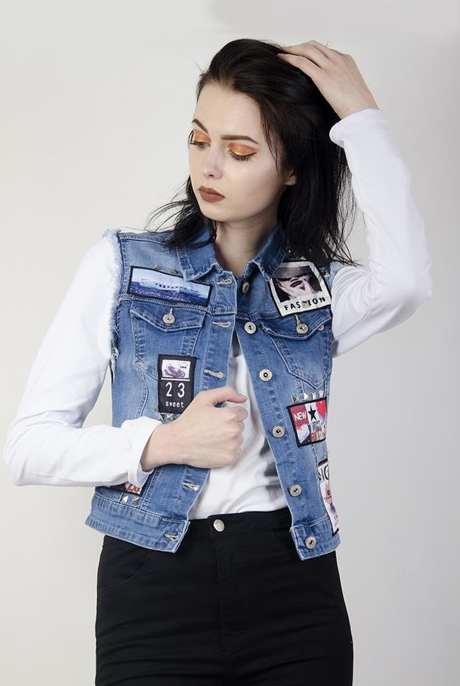 Jeansowa kamizelka z naszywkami