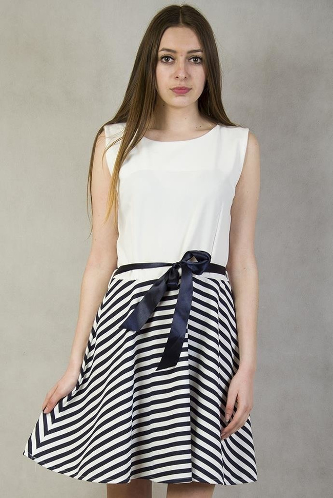 Biała sukienka z granatowymi paskami na dole