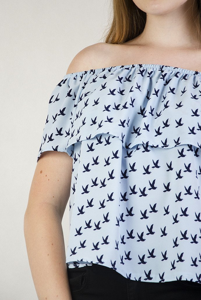 Niebieska bluzka hiszpanka w jaskółki