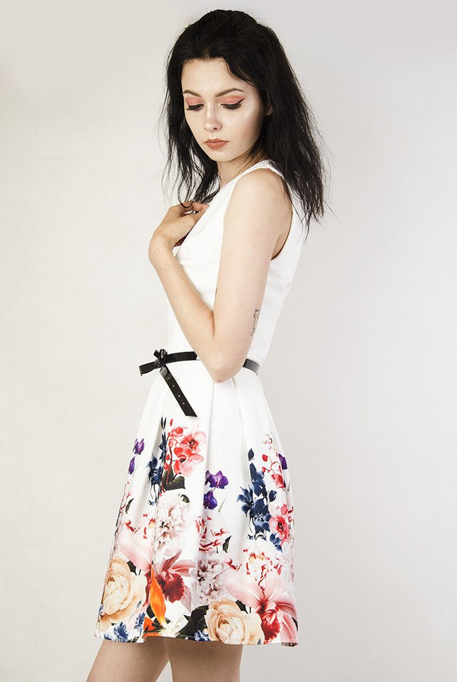 Biała sukienka w kwiaty.