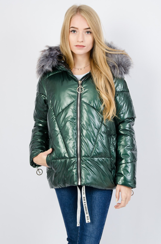 Zielona błyszcząca kurtka z futerkiem przy kapturze