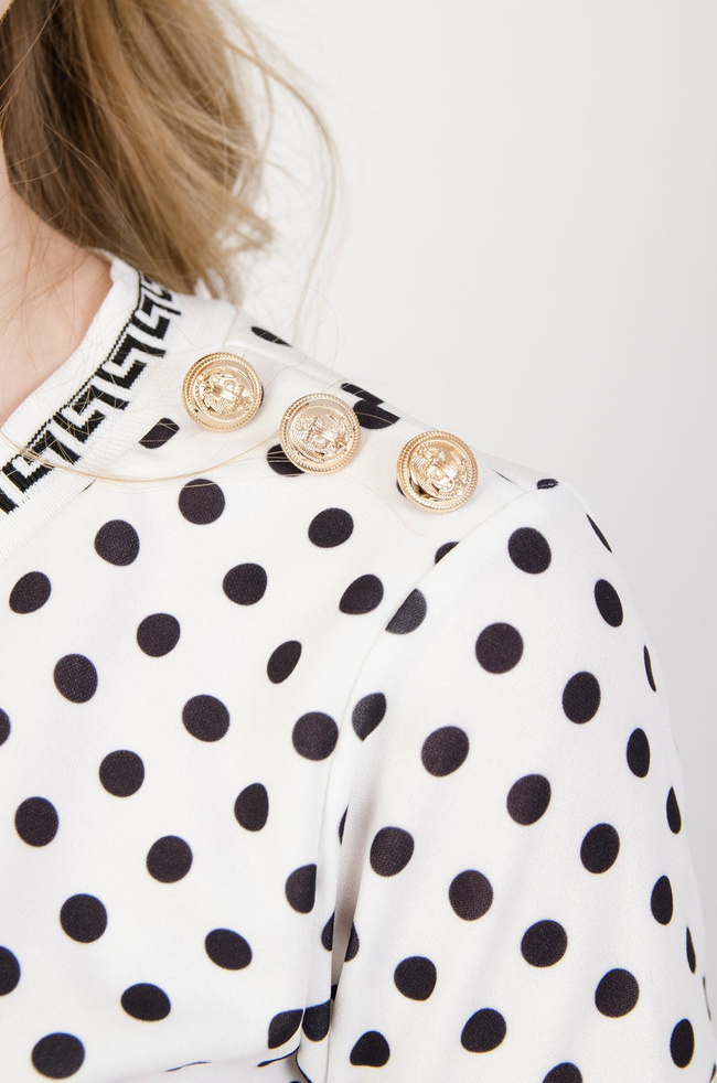 Biała sukienka w czarne grochy i złotymi guzikami
