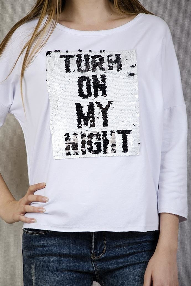 Biała bluzka z napisem z cekinów