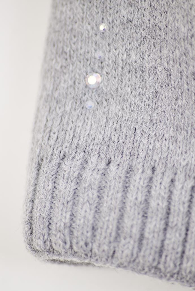 Jasnoszara czapka z cyrkoniami i pomponem