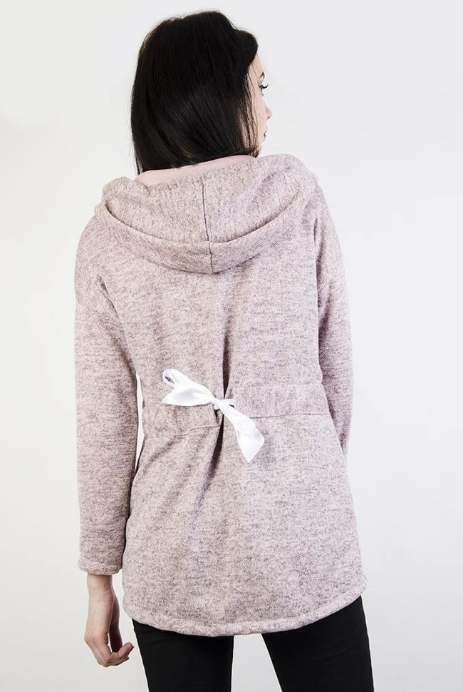 Różowa bluzka zapinana na guziki, z wiązaniem z tyłu