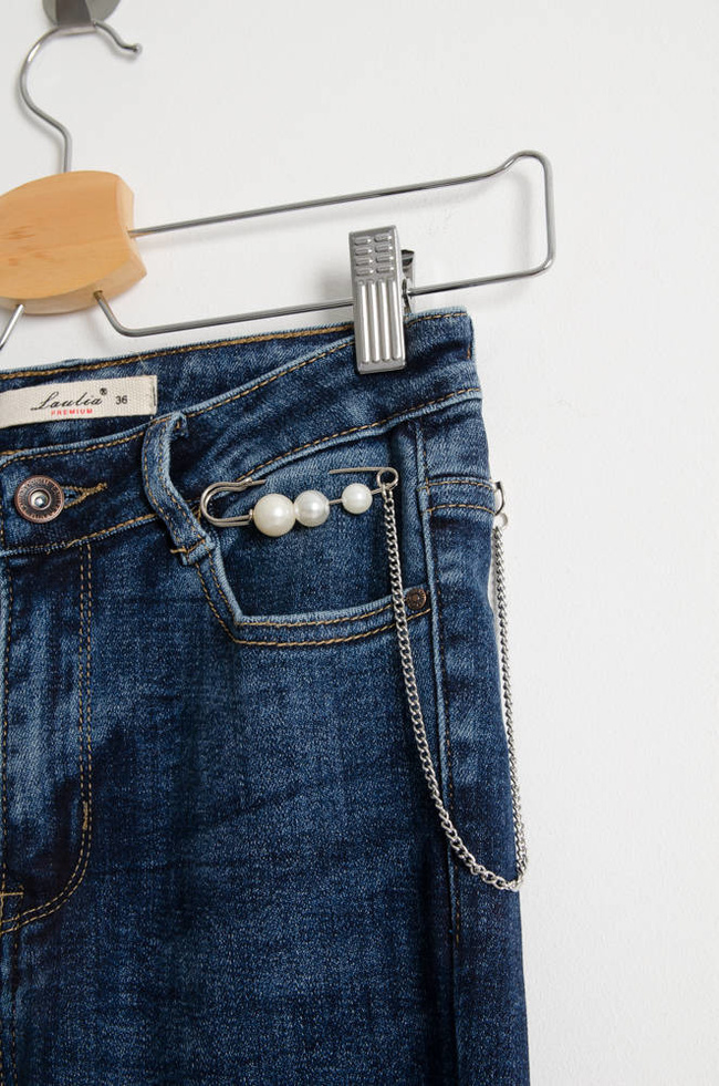 CIEMNE SPODNIE JEANSOWE Z PRZYPINKĄ-WYSOKI STAN