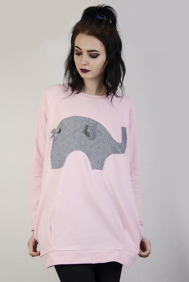 Jasnoróżowa bluzka z szarą naszywką słoniem