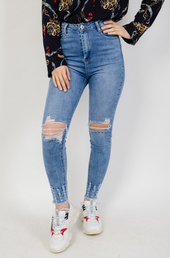 Jasne spodnie jeansowe z dziurami