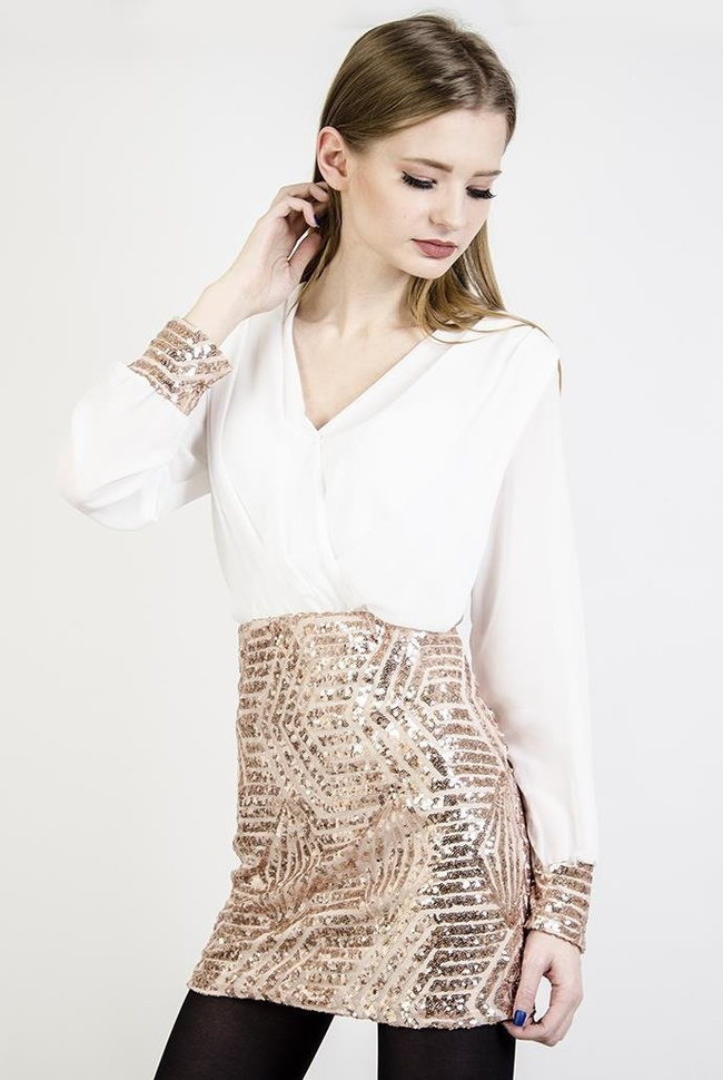 Biała sukienka z cekinowym, złotym dołem