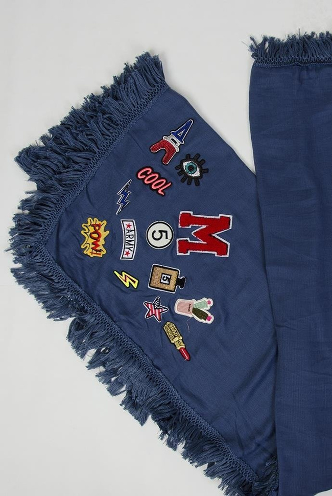 Niebieski szal z naszywkami