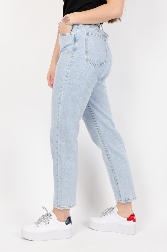 Jasne spodnie typu MOM FIT z wysokim stanem