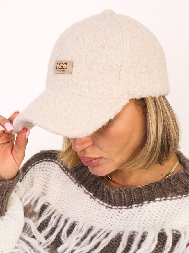 CZAPKA Z IMITACJI BARANKA Z DASZKIEM I LOGO- BEŻOWA